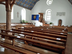 Markierung der Sitzplätze in der Kirche