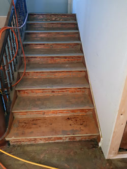Kunststoffbelag auf der Treppe entfernt